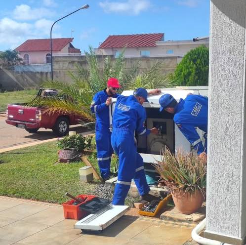Equipo de GSE reparando y poniendo en servicio una planta de 125 kVA