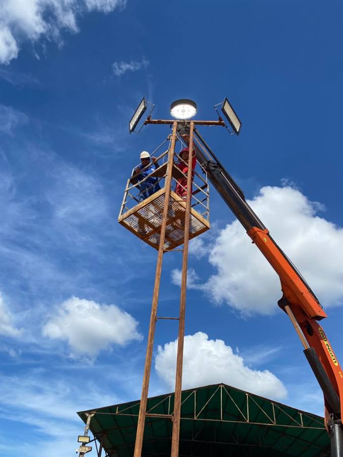 Montaje de reflectores en torre de iluminación